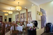 Restaurante del hotel con mobiliario de madera