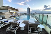 Piscina del hotel con vistal al malecón 