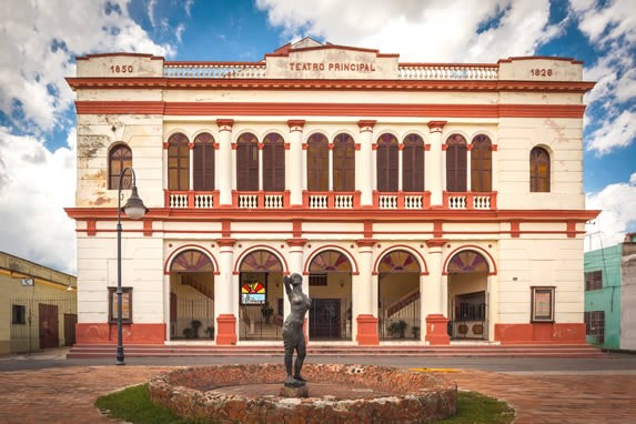 Fachada del teatro en Camagüey