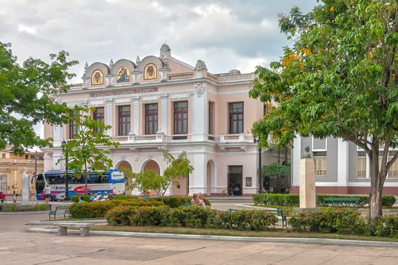 Fachada del teatro Tomas Terry en Cienfuegos