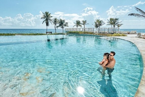 Piscina del hotel TRS Yucatan 