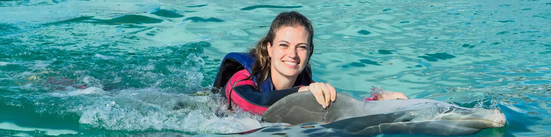 Nadando con delfines en delfinario, Cuba