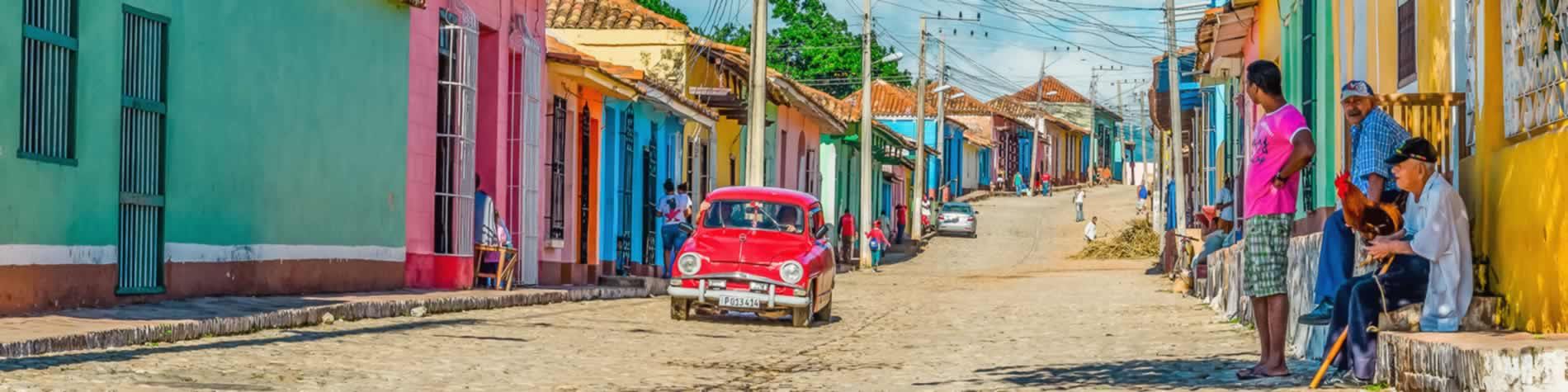 Vista de calel con casas de muchos colores