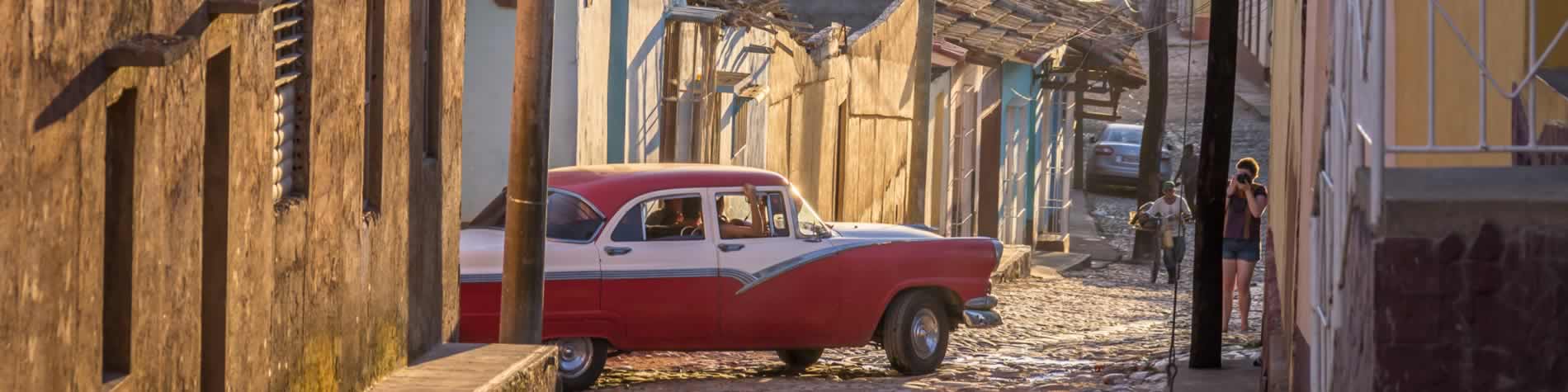 Vista de un carro americano en calle de trinidad