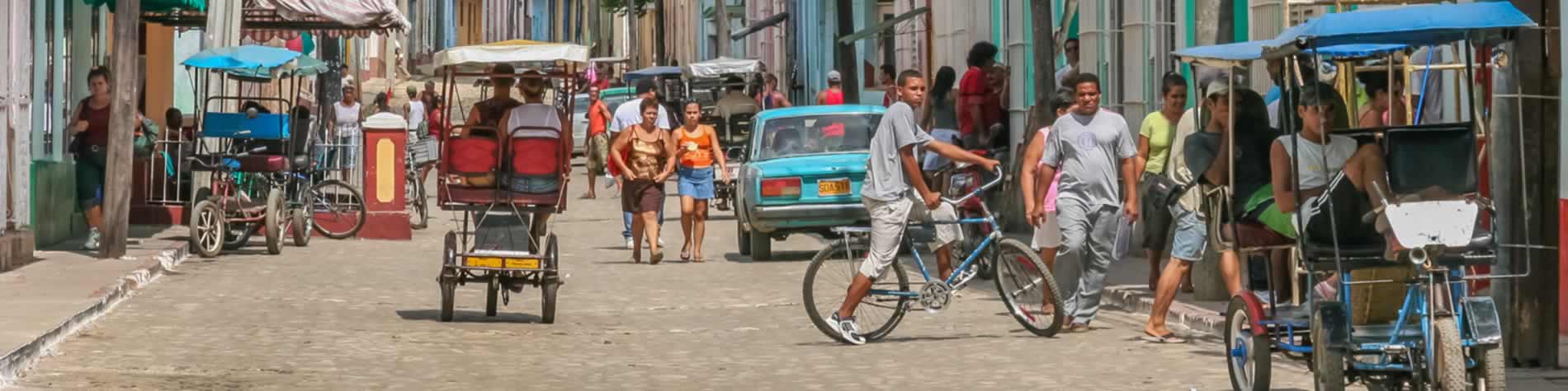Gente en las calles de trinidad
