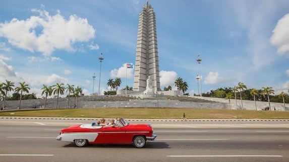 Turistas visitando la Plaza de la Revolución