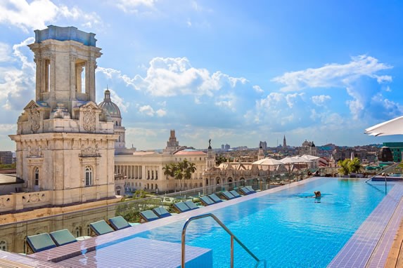 Piscina del hotel Manzana en La Habana Vieja