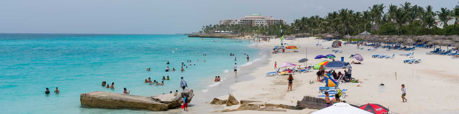 Vista de la playa con gente