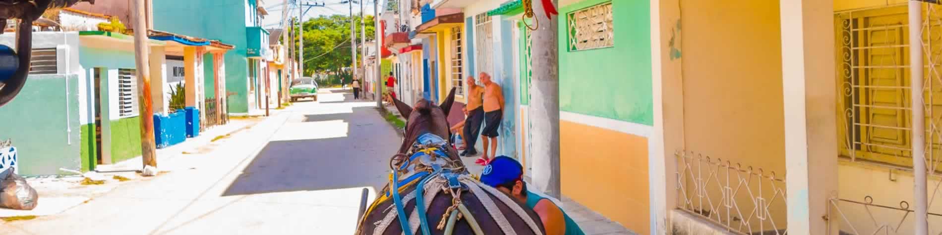 Vista de calle de Villa Clara en coche a caballo