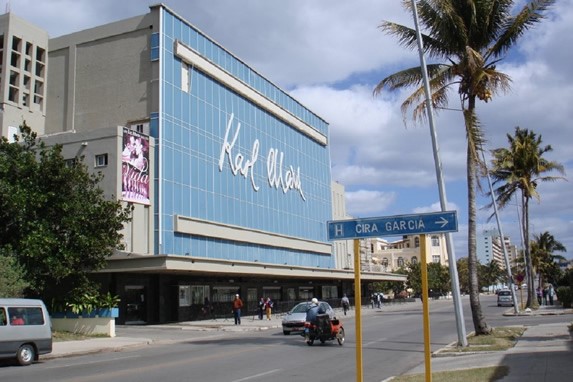 Vista entrada al teatro Karl Marx en Miramar
