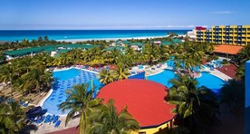 Vista aérea de la piscina del hotel 