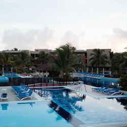 Vista aérea de la piscina del hotel