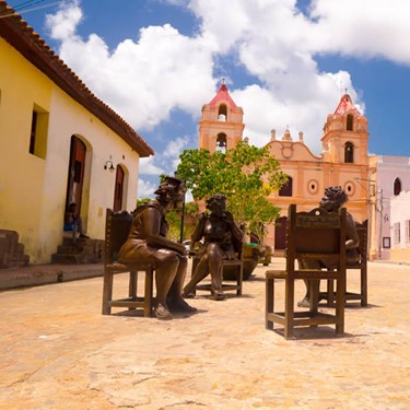 Plaza con estatuas en Camagüey