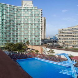 Vista de la fachada y piscina del hotel Riviera