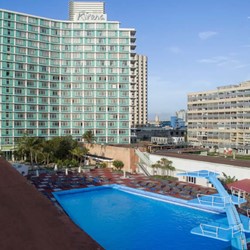 Vista de la fachada y piscina del hotel Riviera