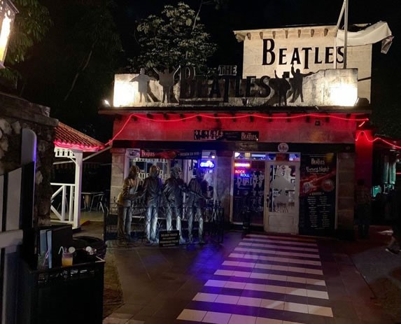 Entrada al bar los Beatles