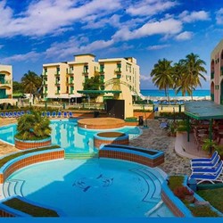 Vista de la piscina del hotel Los Delfines
