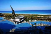 Vista de la playa y la piscina del hotel