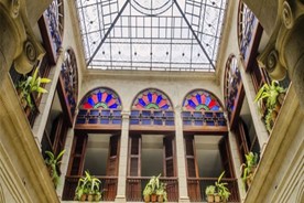 Vitrales en los pasillos del hotel