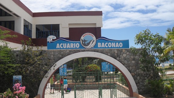 entrada con letrero al acuario