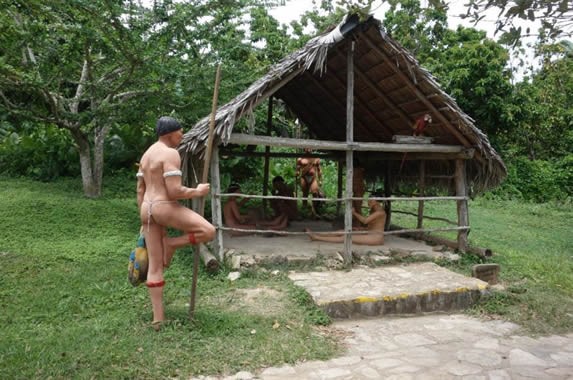 esculturas de taínos y choza de guano y madera