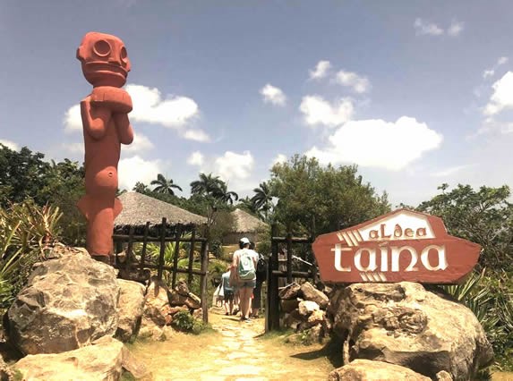 entrada a la aldea taína con rocas y escultura