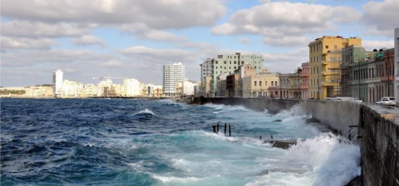 Marea alta en El Malecón de La Habana