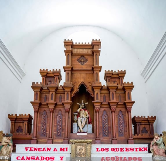 altar religioso de madera.