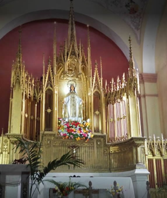 Vista altar en el interior de la iglesia