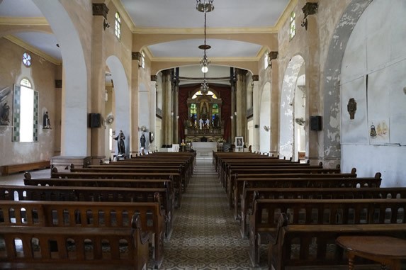 interior de la iglesia con mobiliario de madera