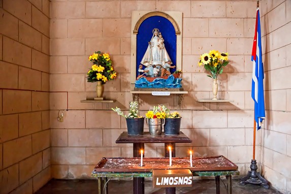 altar con flores y figuras religiosas