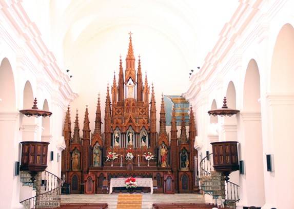 altar religioso de madera con flores