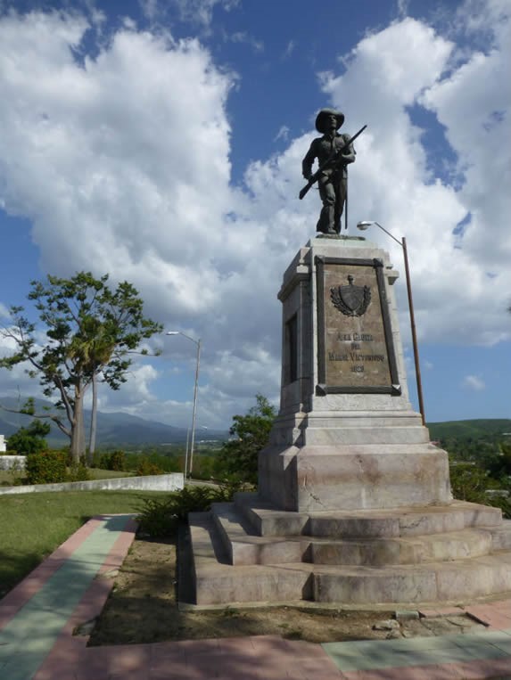 escultura de bronce bajo el cielo azul