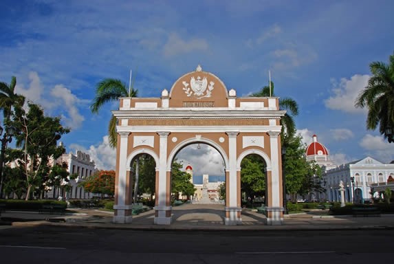 triumphal arch in the center of the park