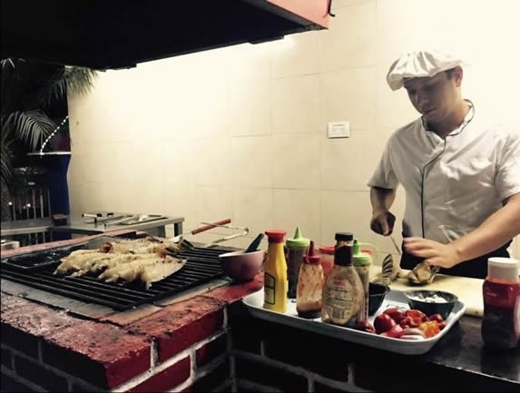 comida en un asador al aire libre