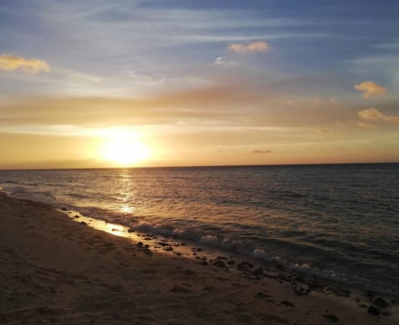 hermoso atardecer en la playa