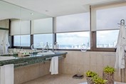 Baño con ventanas con vistas a la ciudad