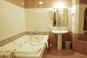 Room bathroom at the Conde de Villanueva hotel