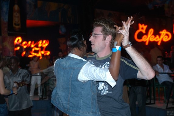 Personas bailando en el Palacio de la rumba