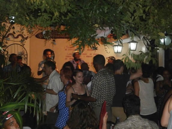 clientes bailando en el patio con música en vivo