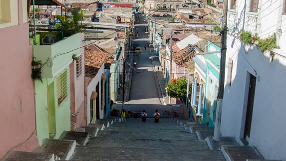 gran escalera con edificaciones a ambos lados