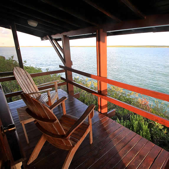 balcón de madera con vista al mar