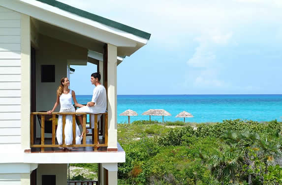 turistas en el balcón con vista al mar