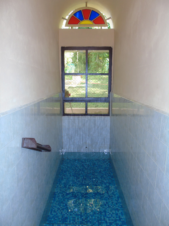 pequeña piscina azulejada bajo techo