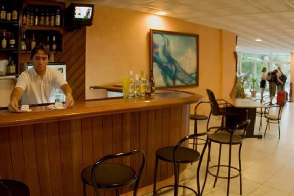 bar con barra de madera y banquetas