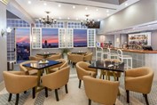 elegante bar bajo techo con vista a la ciudad 