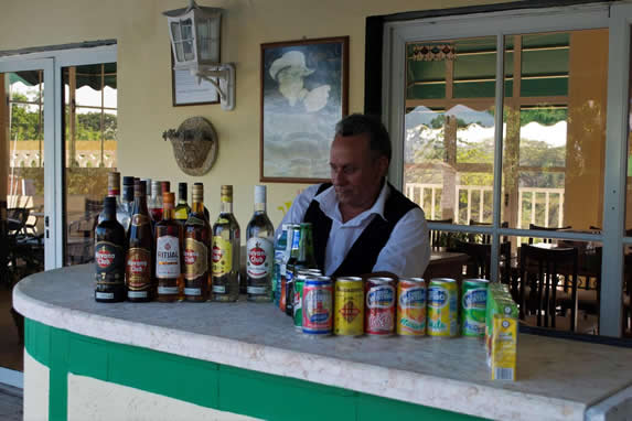 bar con barra de mármol y botellas de bebidas