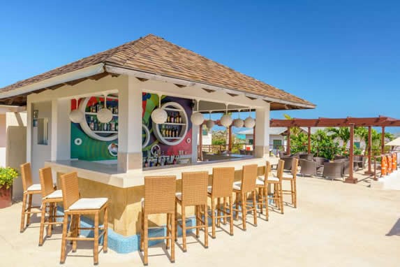 snack bar de la playa con barra y taburetes