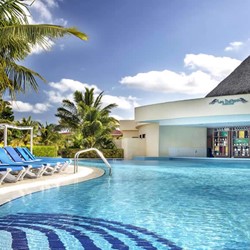 piscina con bar a nivel del agua 