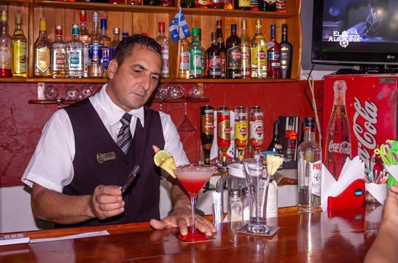 bartender preparando cócteles en la barra